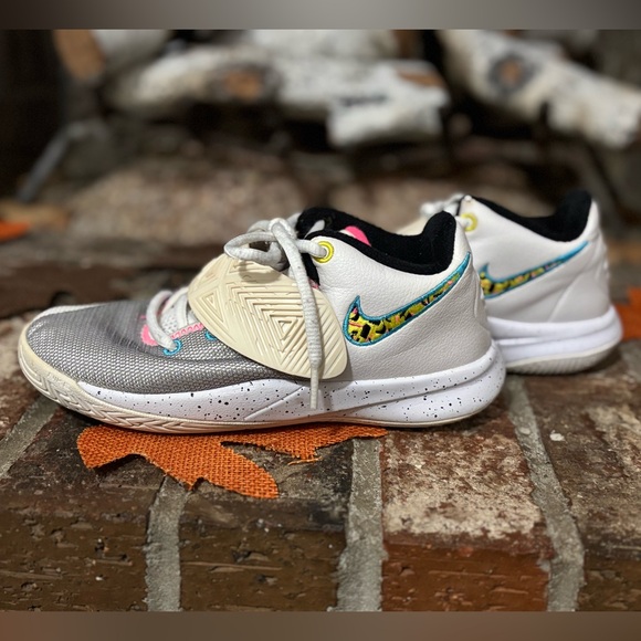 Nike Kyrie Flytrap 3 South Beach Size 2Y Basketball White Pink Grey - Picture 1 of 6